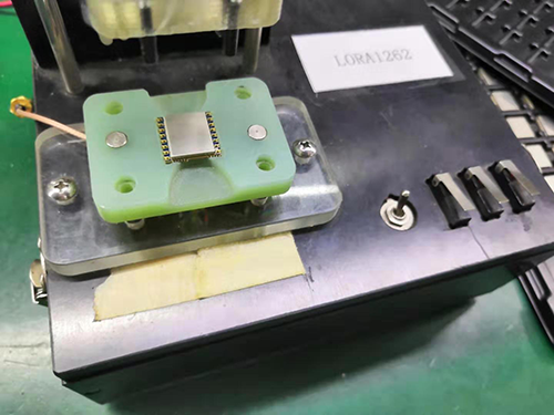 將LoRa1262無(wú)線(xiàn)模塊按正確方向放入產(chǎn)品功能測(cè)試架的夾具中