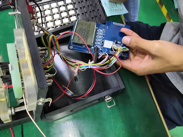 將產(chǎn)品功能測(cè)試架中的DEMO板和測(cè)試的LoRa1262無(wú)線(xiàn)模塊的DEMO板頻率等參數(shù)設(shè)成一致