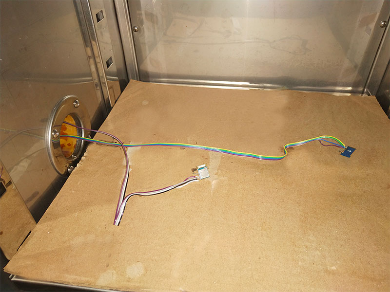 將與USB轉(zhuǎn)串口模塊相連的2個BLE5101模塊放進恒溫箱內(nèi)